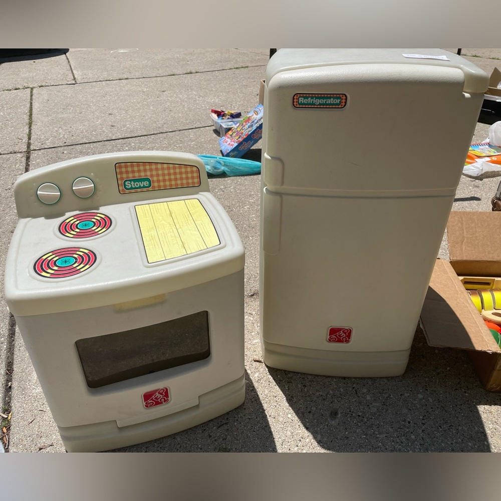 Vintage Step 2 refrigerator and stove/oven. Used. Very good condition.